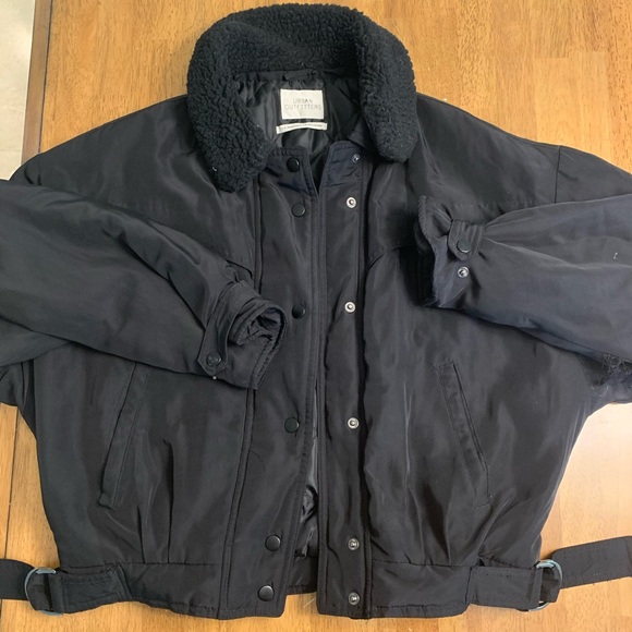 Urban Outfitters Jackets & Blazers - Urban outfitter black puffy bomber with fur collar